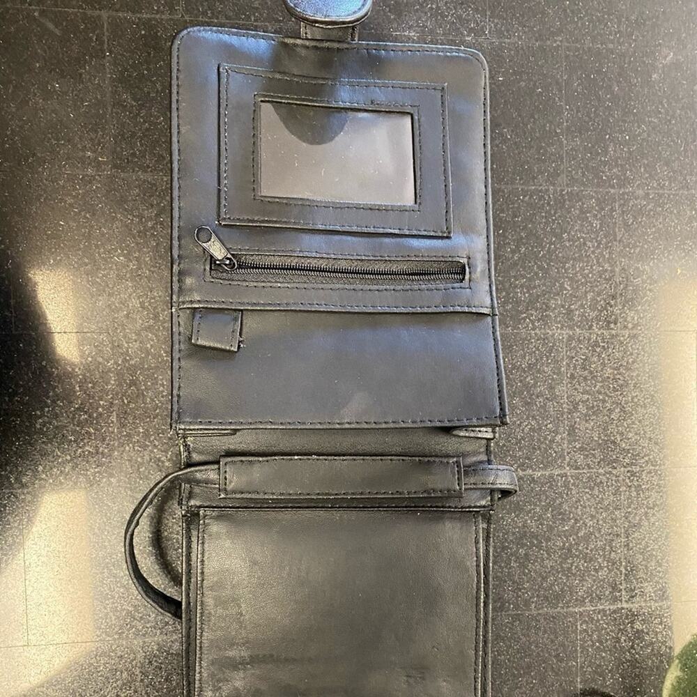 WOMENS CROSSBODY WALLET USED ONCE - Picture 6 of 6